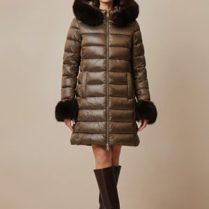 Abrigo acolchado largo con detalles de pelo peluche